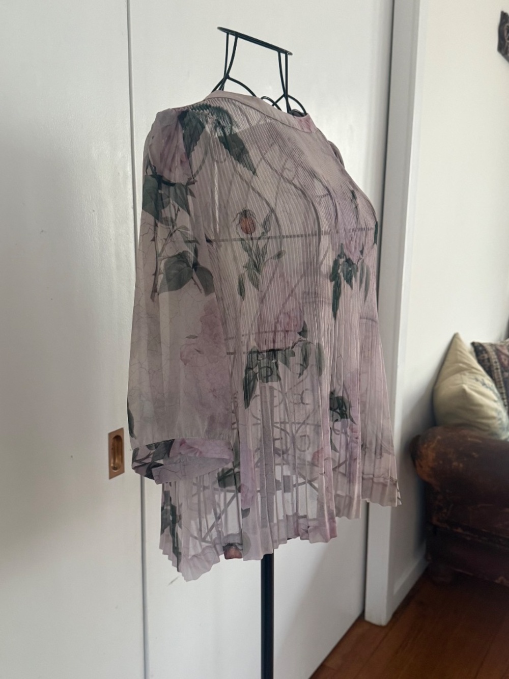 Ted Baker Pleated Sheer Floral Violet 3/4 sleeve top Sz 1 - Picture 2 of 13